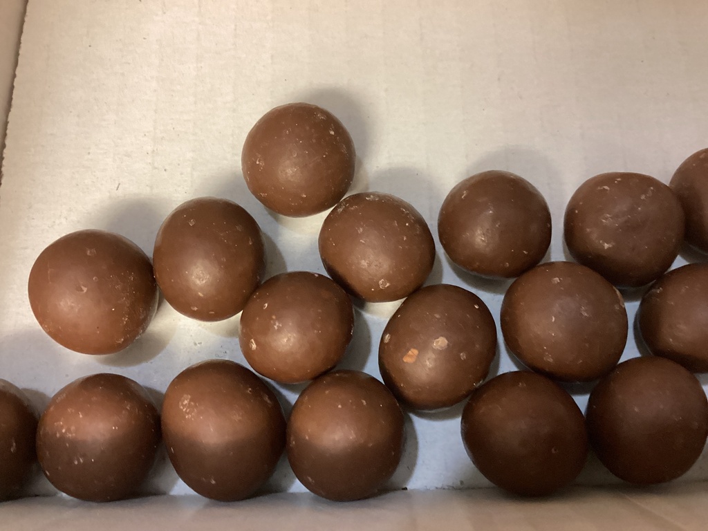 Noisettes enrobées de chocolat tricolore